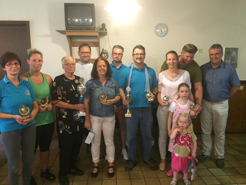Ortsbürgermeister Quirmbach überreicht Pokale an DCV-Schützen (c) M. Ebner